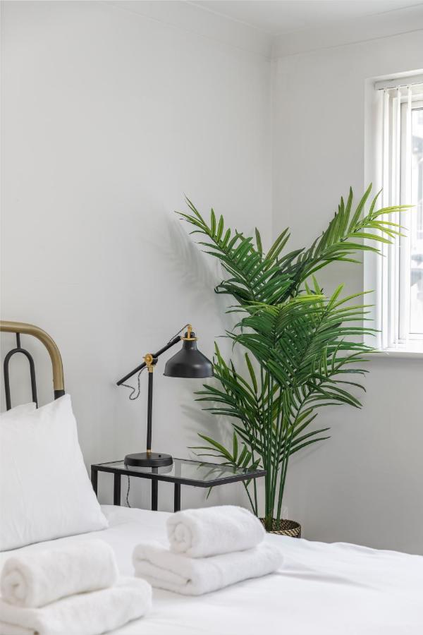 Beachside Retreat 2-Bedroom Gem With Free Private Parking & Outdoor Space Brighton ภายนอก รูปภาพ