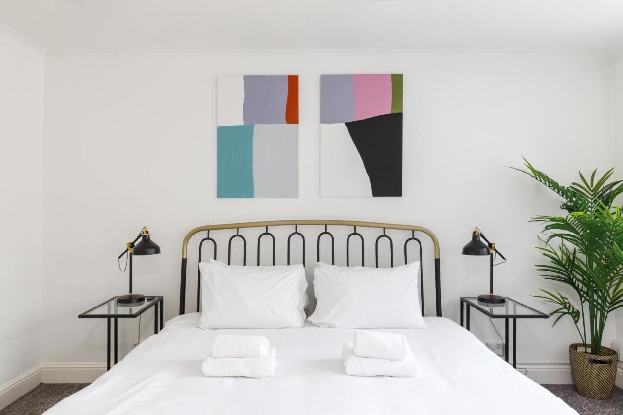 Beachside Retreat 2-Bedroom Gem With Free Private Parking & Outdoor Space Brighton ภายนอก รูปภาพ
